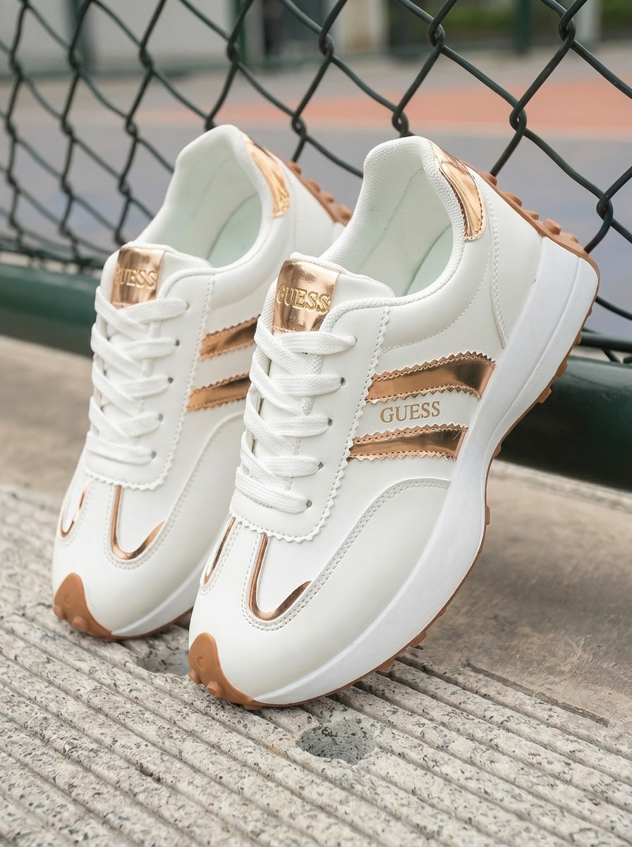 Scarpe casual Guess con dettagli dorati
