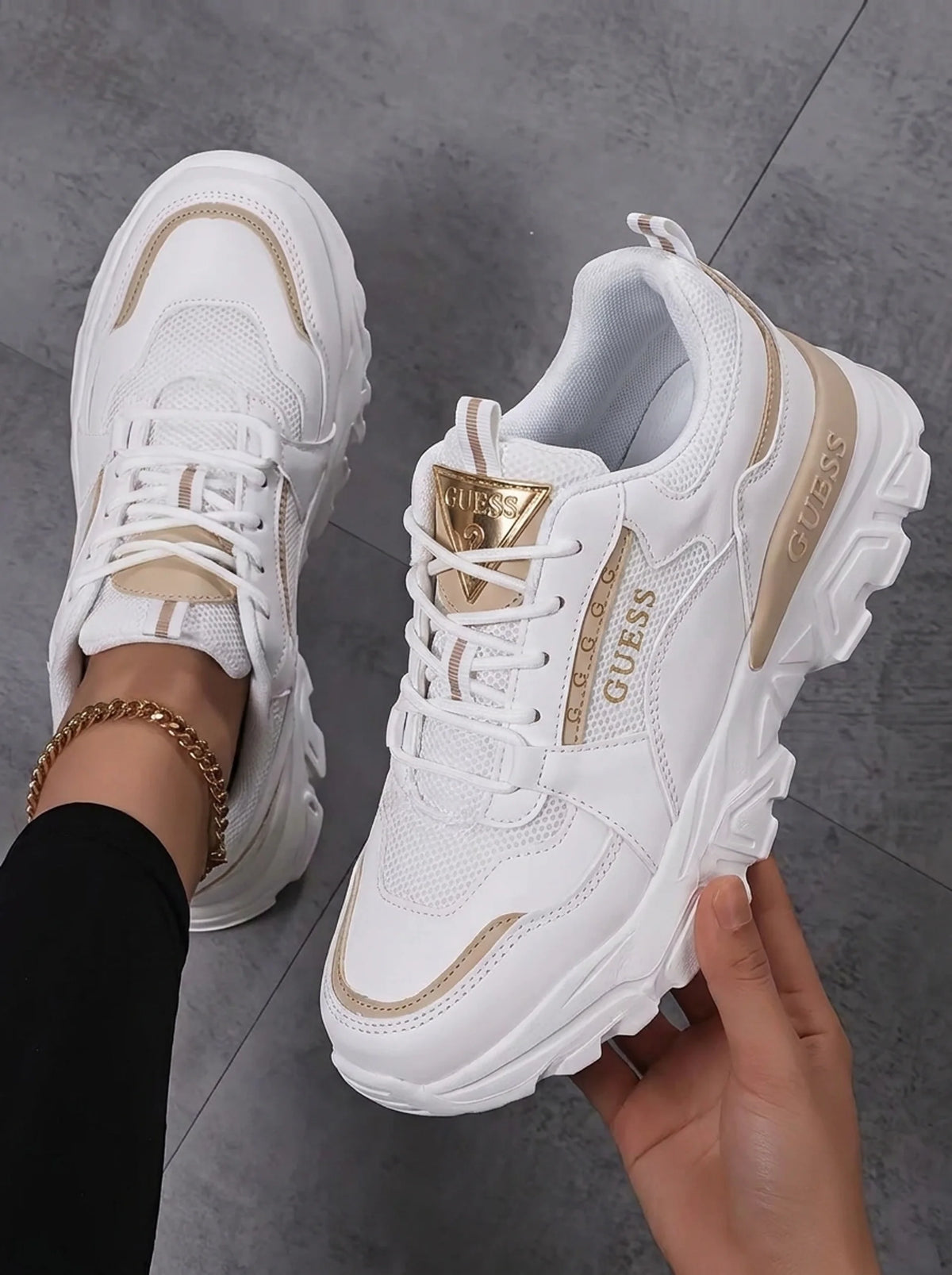 Scarpe casual Guess -comode con dettagli dorati