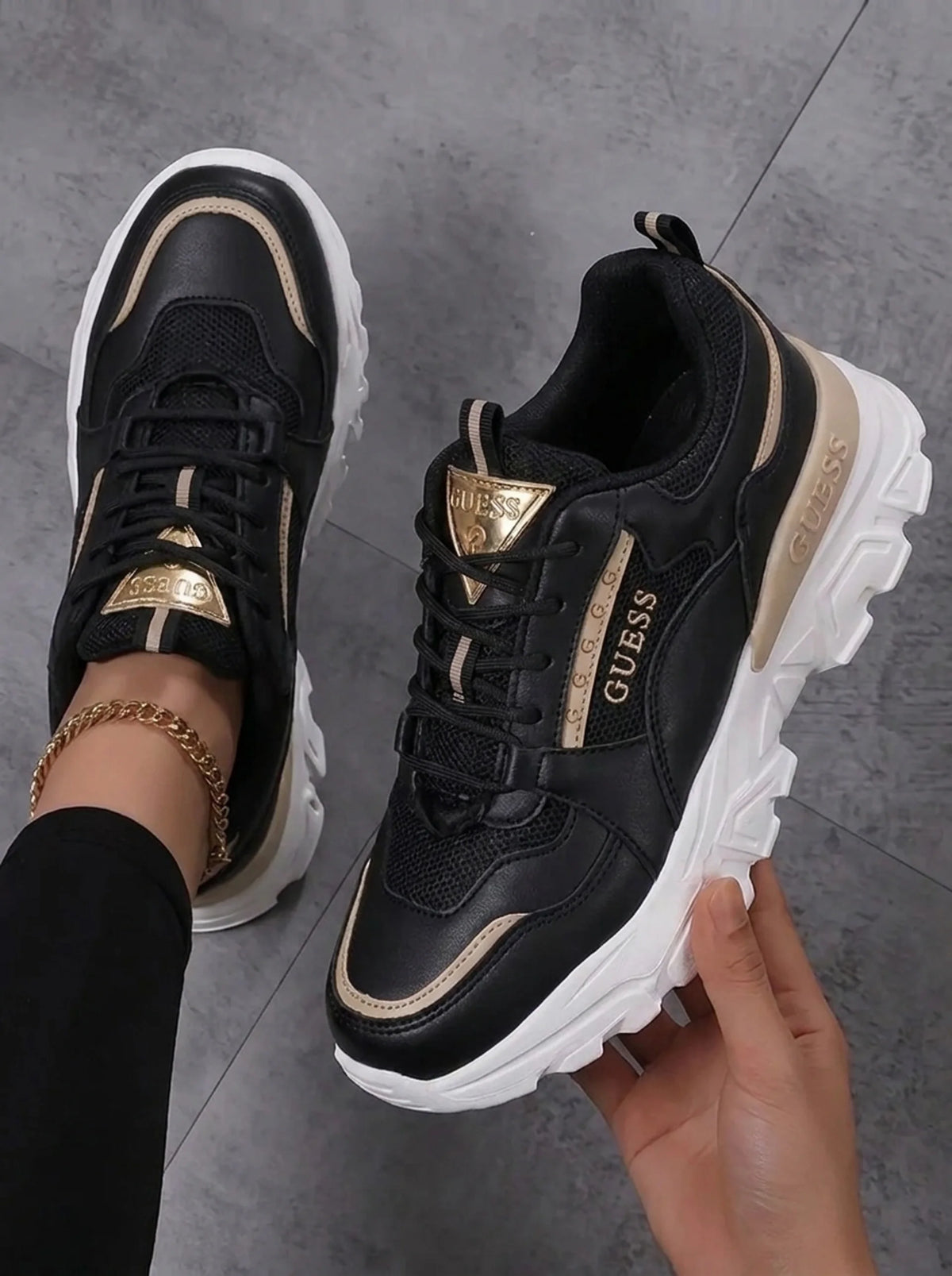 Scarpe casual Guess -comode con dettagli dorati